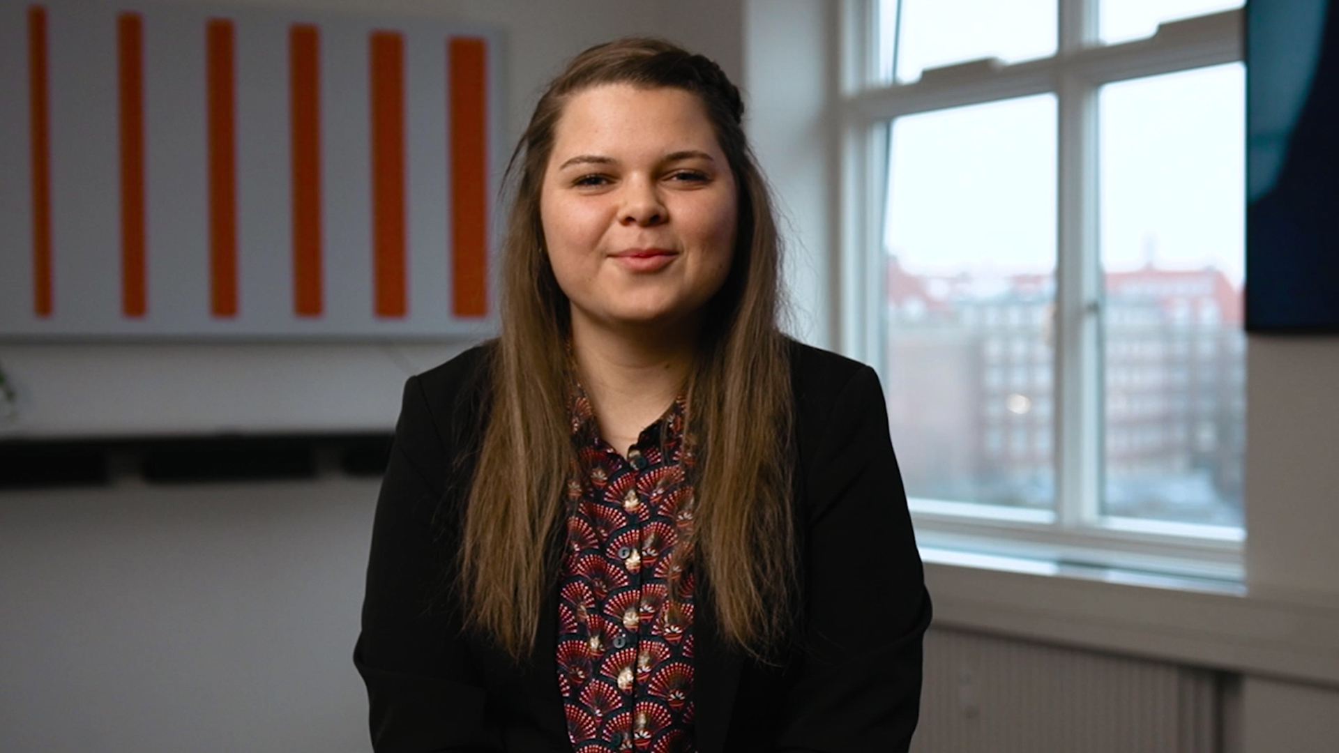 Moment medarbejder kvinde på kontor